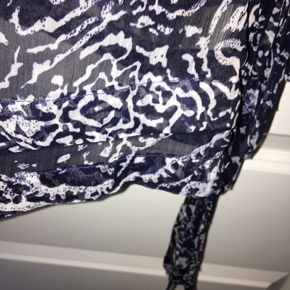 DKNY Jeans Women’s sleeveless sheer Mob Wife fringed top. Size small. EUC - Picture 6 of 10